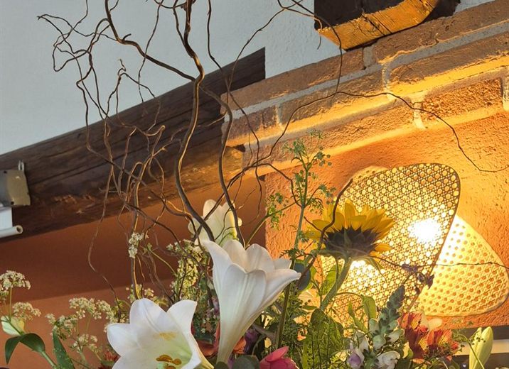Composition florale Cap Vert avec lys blancs et tournesol