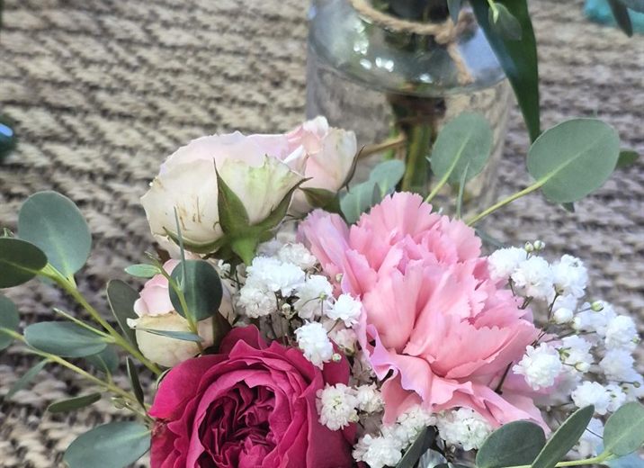 Petits bouquets en pot de verre