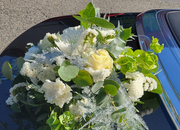 Décoration florale de voiture de mariage
