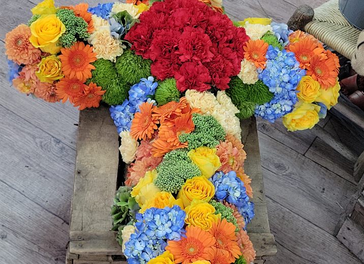 Composition florale en croix, hommage