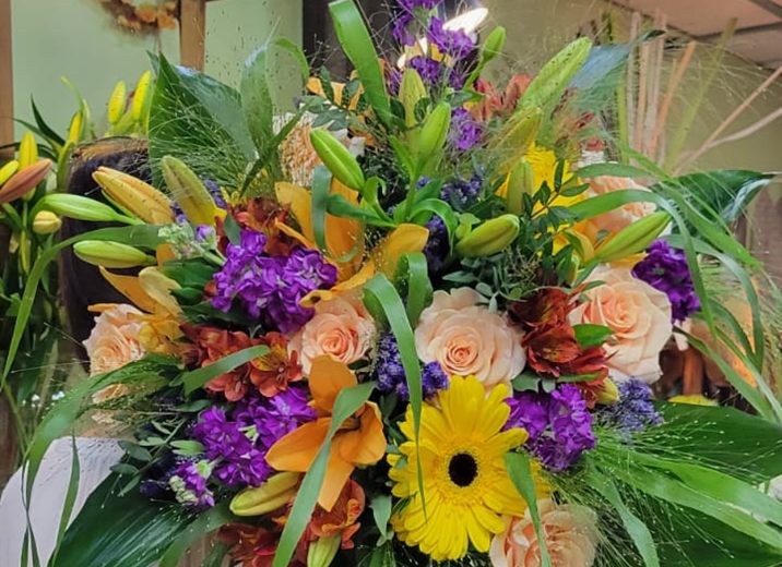Bouquet coloré préparé à la main, gerbera et delphinium