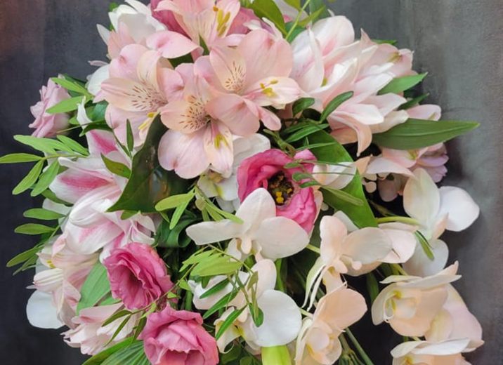 Bouquet de mariée tombant, tons roses et blancs