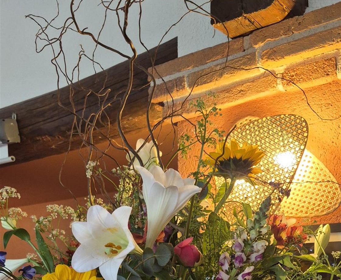 Bouquet signature Cap Vert, composition de lys blancs et tournesol